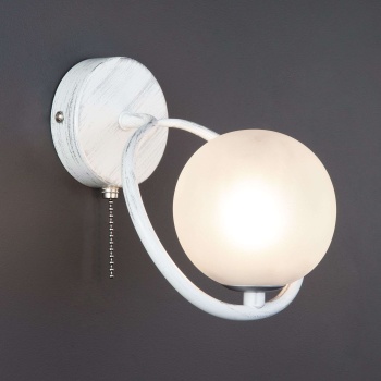 Настенный светильник со стеклянным плафоном 70089/1 белый с серебром