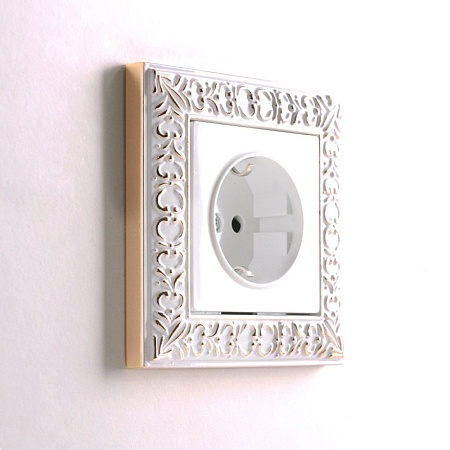 Розетка с заземлением (белая) W1171001 - фото