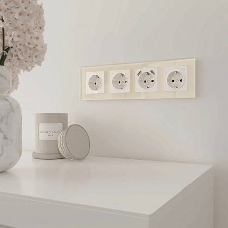 Рамка из стекла на 4 поста Favorit молочный W0041141 - фото