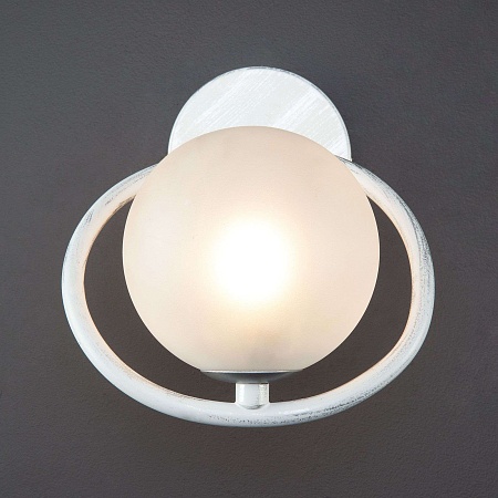 Настенный светильник со стеклянным плафоном 70089/1 белый с серебром - фото