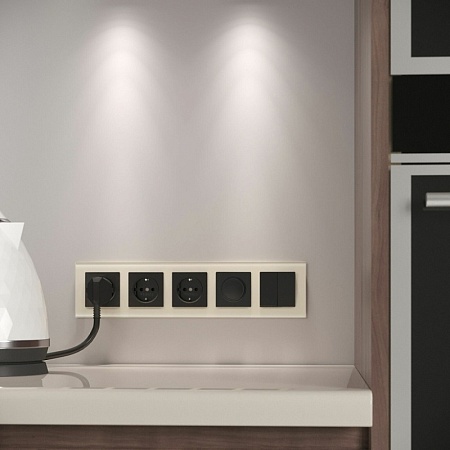 Рамка из стекла на 5 постов Favorit молочный W0051141 - фото