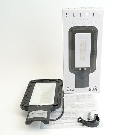 Светодиодный уличный консольный светильник SAFFIT SSL10-50 50W 5000K 230V, черный - фото