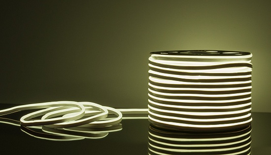 Светодиодный гибкий неон 220 В 9,6 Вт/м 120 Led/м 2835 IP67, односторонний холодный белый 6500К, 50 м Гибкий неон 220V 9,6W 120Led 2835 IP67 односторонний холодный белый, 50 м Elektrostandard - фото