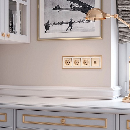 Рамка на 4 поста (золото/белый) W0041329 - фото