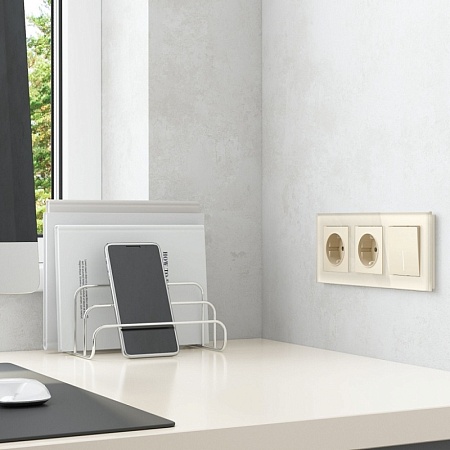 Рамка из стекла на 3 поста Favorit молочный W0031141 - фото