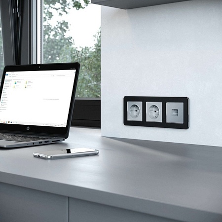 Рамка из металла на 3 поста Platinum черный алюминий W0032608 - фото