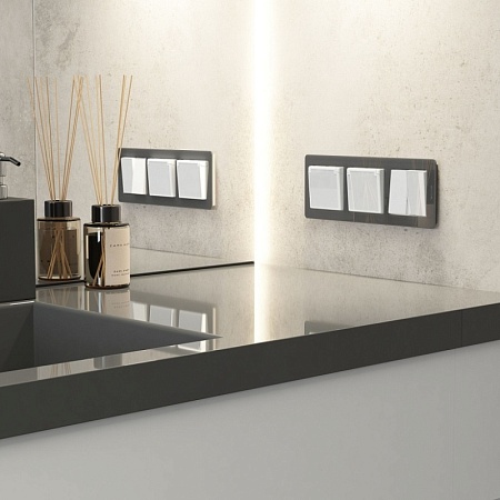 W1171241/ Розетка влагозащ. с зазем. с защит. крышкой и шторками (белый акрил) W1171241 - фото